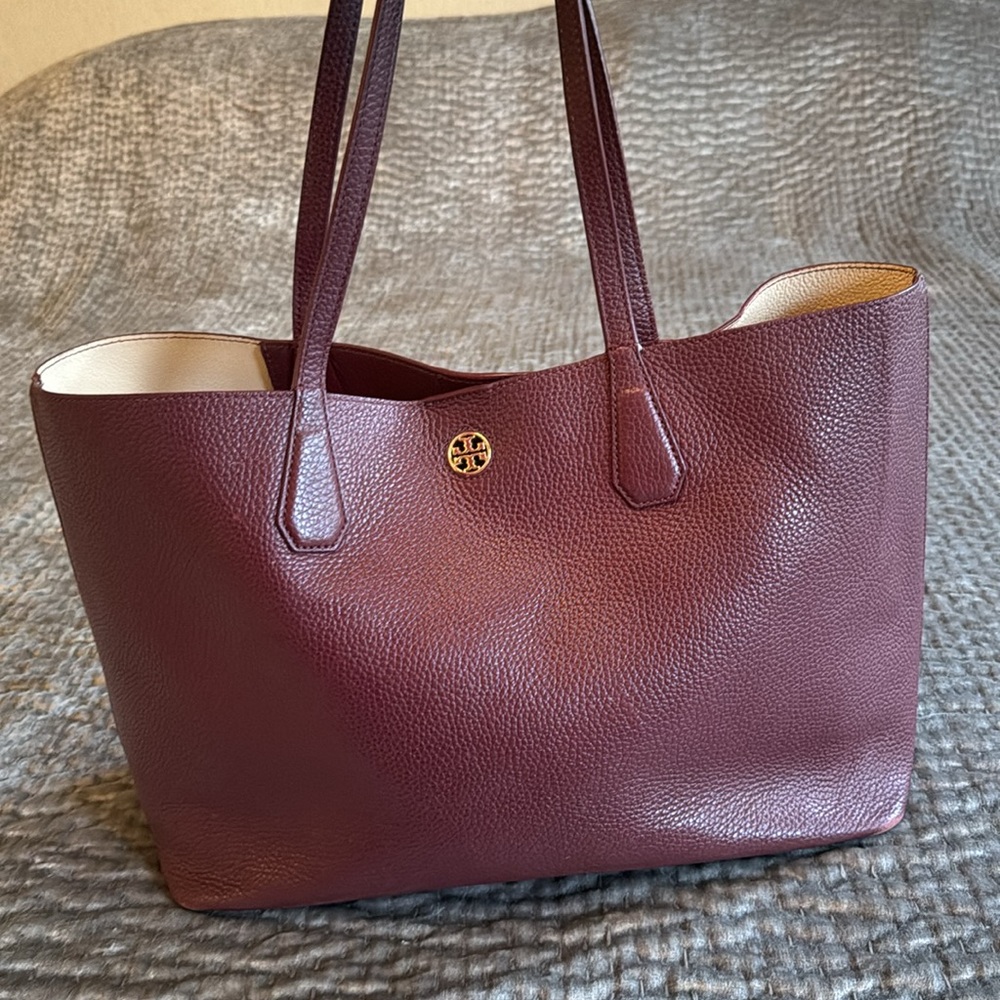 Tory Burch Blake tote in Burgundy. Great color for fall this year 🙌🏼